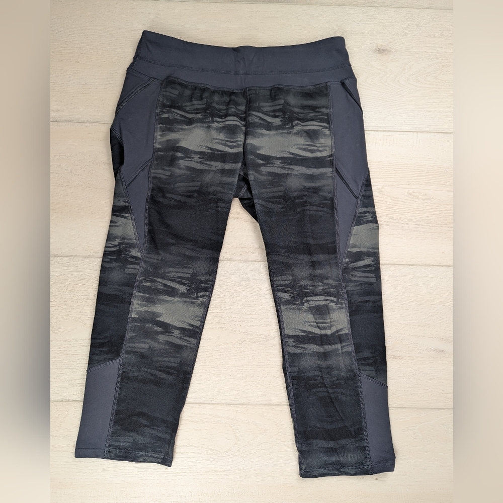 Athleta Flare Connect Capri‎ Womens Medium M Gray Camo Black Leggings